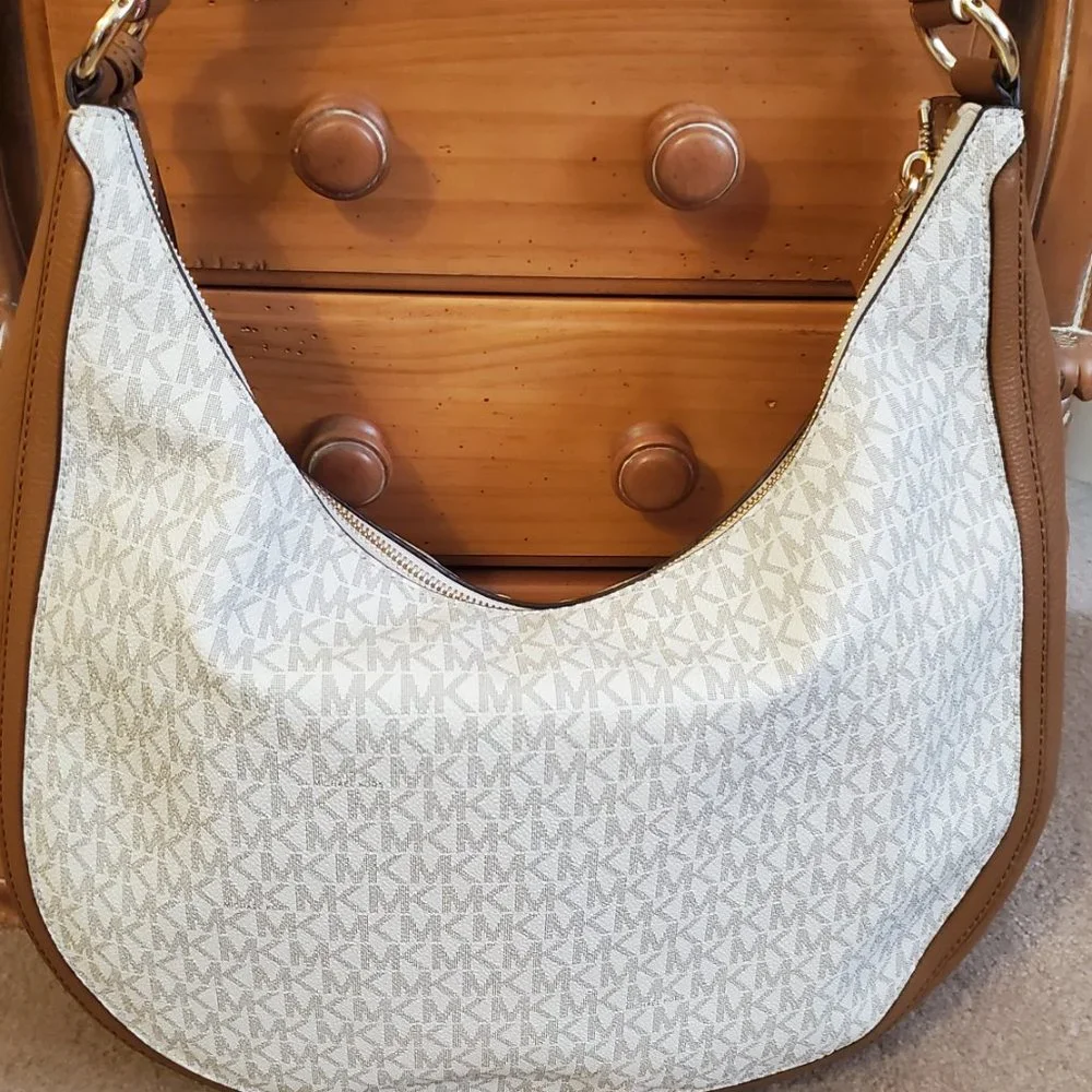 Michael Kors Purse, Vanilla with Acorn Leather - Picture 2 of 4